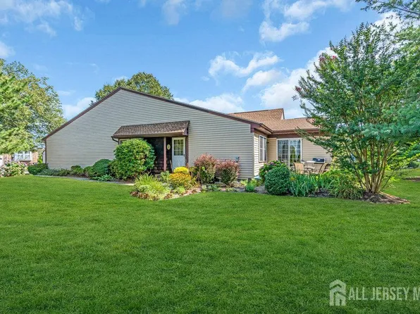 8 Ethan Allen Dr #A, Monroe Township, NJ 08831