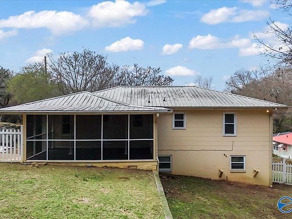 3rd image of 1532 Circle Dr