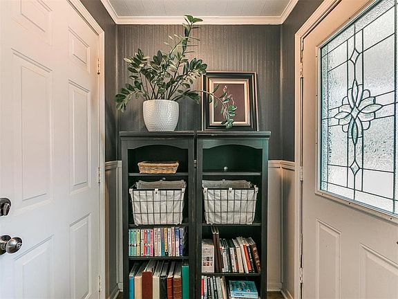 4th image of 1614 Oxford Way