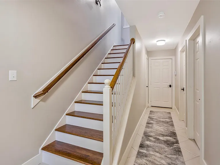 1207 Nagle St — Photo 4