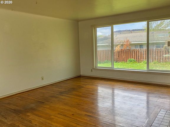 3rd image of 399 NW Deer St