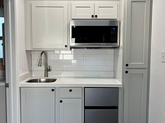 2nd image of 1828 Victorian Ave Unit 1