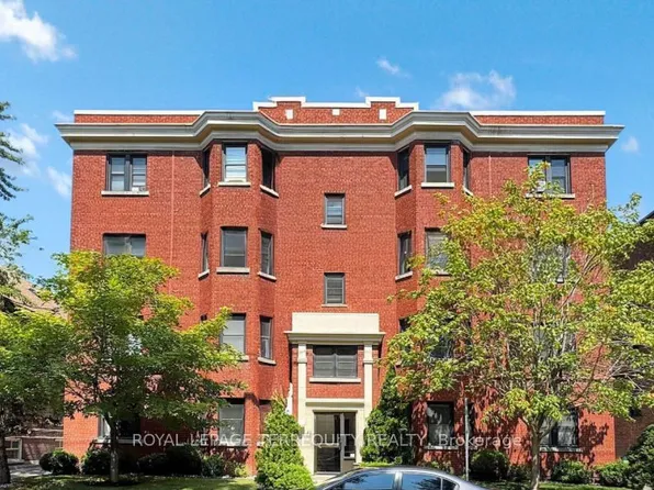 42 Barton Ave #10, Toronto, ON M6G 1P3