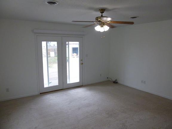 4th image of 215 E 16th St
