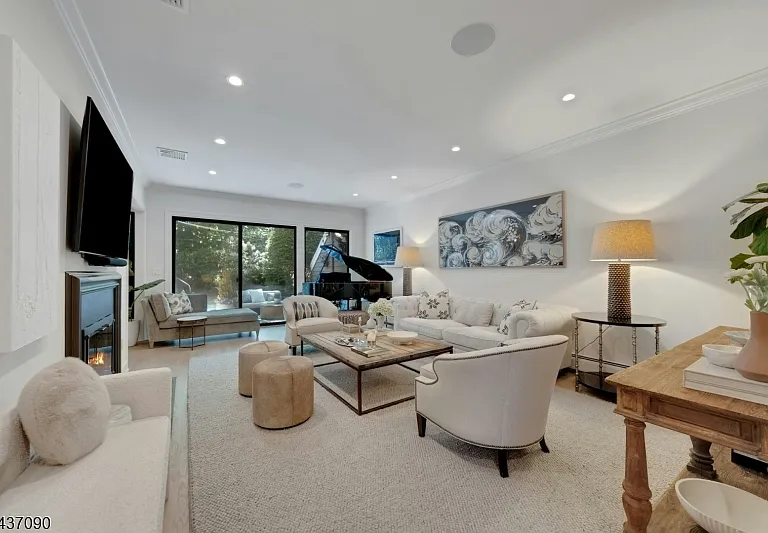 224 Barnstable Dr — Photo 5