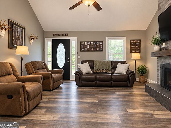 4th image of 913 Century Oak Dr