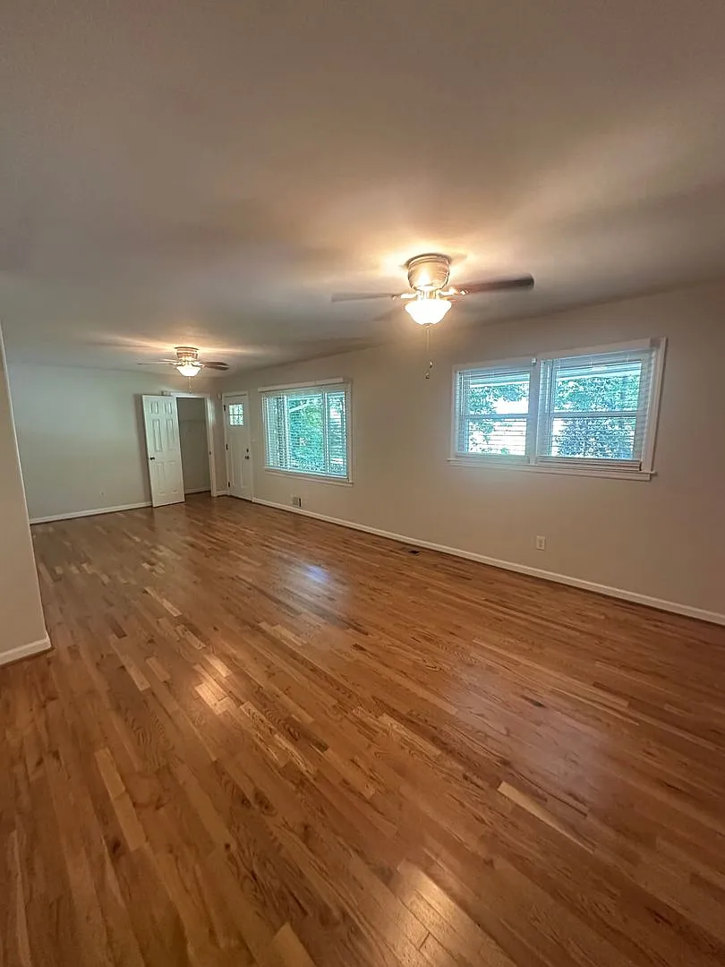 Wonderful 3 Bedroom 2 Bathroom Ranch Style Home! — Photo 4