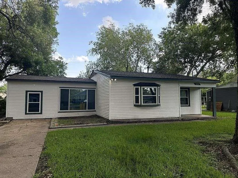 3 bed, 1.5 bath, 1265 sqft, $1,749 — Photo 1