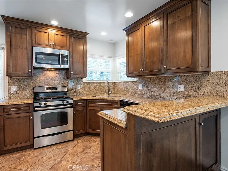2526 Purdue Ave — Photo 8