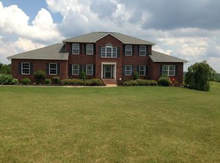 900 Country Wood Dr, Zanesville, OH 43701