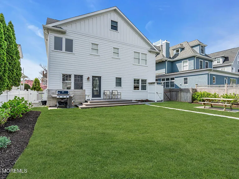 112 Sylvania Ave — Photo 64