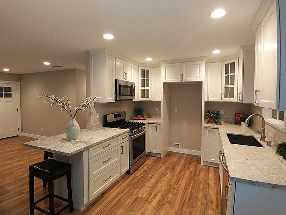 5th image of 5362 Lilac Ave