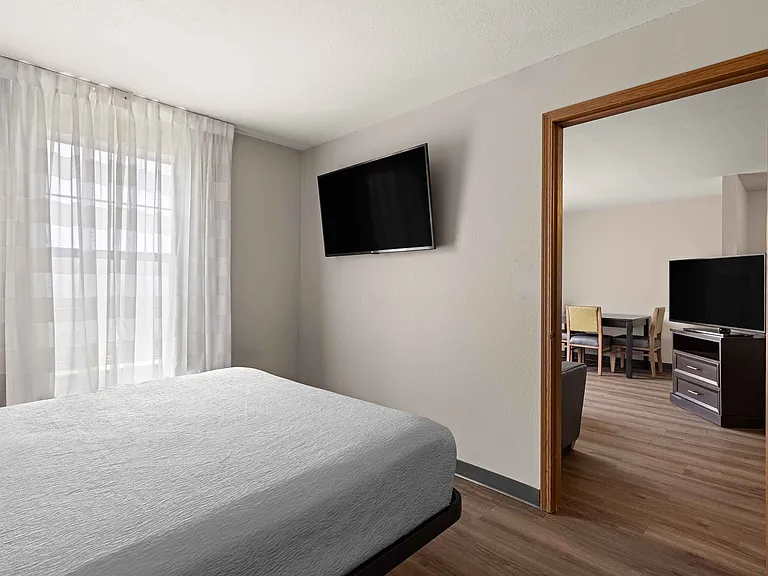 1 Bedroom Suite - 1 Queen Bed