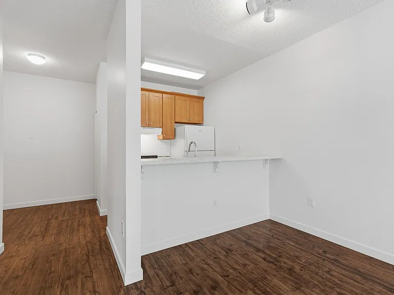 Pine Street Apartments — Photo 15