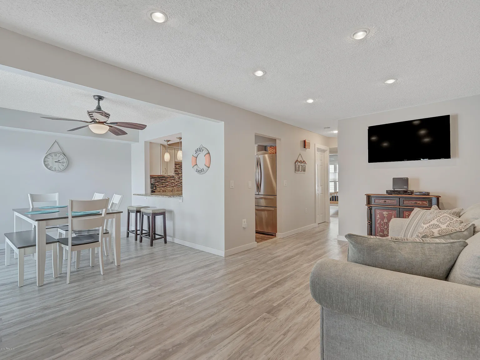 2 bed, 890 sqft, $2,000 — Photo 4