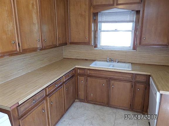 4th image of 221 SE Tarrant Ave