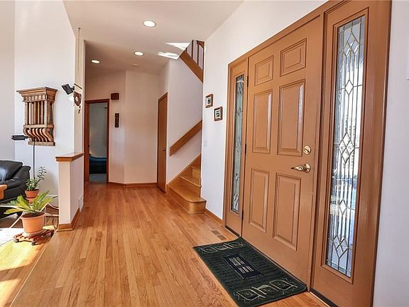 4th image of 20 Gravel Hill Ln