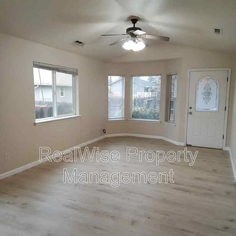 3172 Forest Hills Dr APT A photo 1