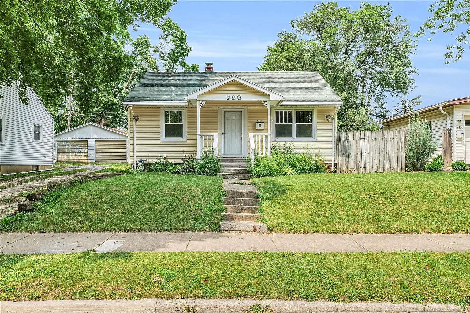 720 W Maple St photo 1