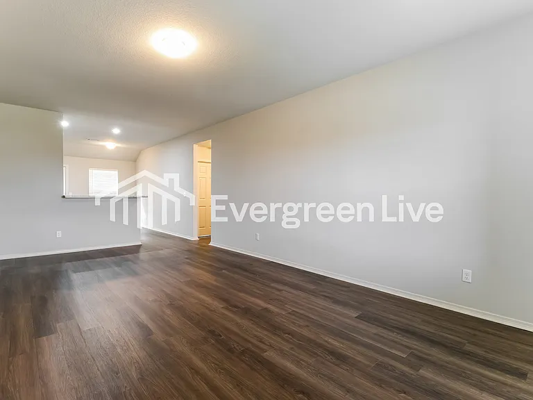 1088 Huntington Dr — Photo 4