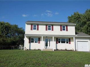 5 Gale Ln, East Patchogue, NY 11772