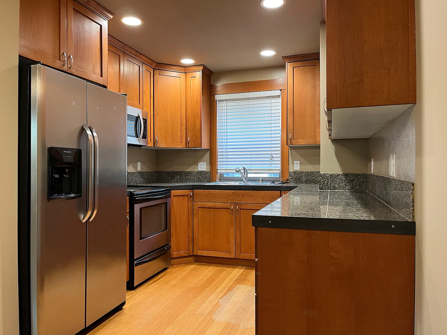 3 bed, 1.5 bath, 1450 sqft, $2,350 — Photo 2