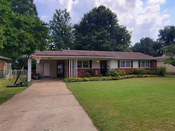909 Stanford Dr, Sikeston, MO 63801