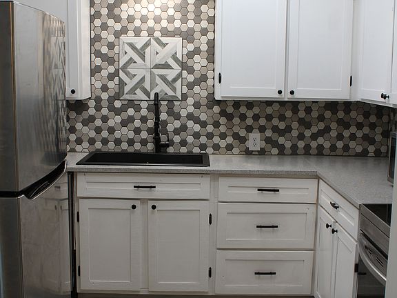 5th image of 3021 W Fairfield Ave