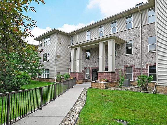 3rd image of 9225 Medicine Lake Rd APT 105B