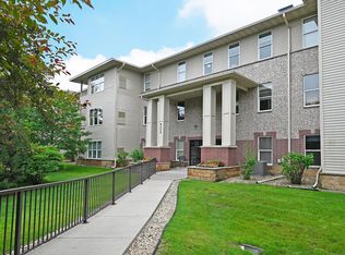 9225 Medicine Lake Rd APT 105B, Golden Valley, MN 55427