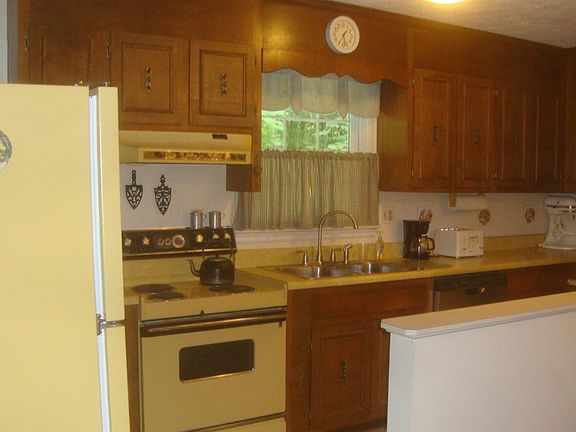 5th image of 1061 Medina Ln