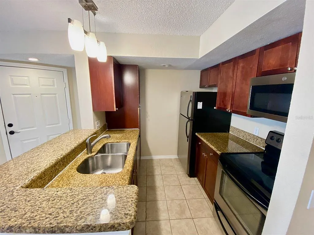 2 bed, 2.0 bath, 988 sqft, $1,630 — Photo 4