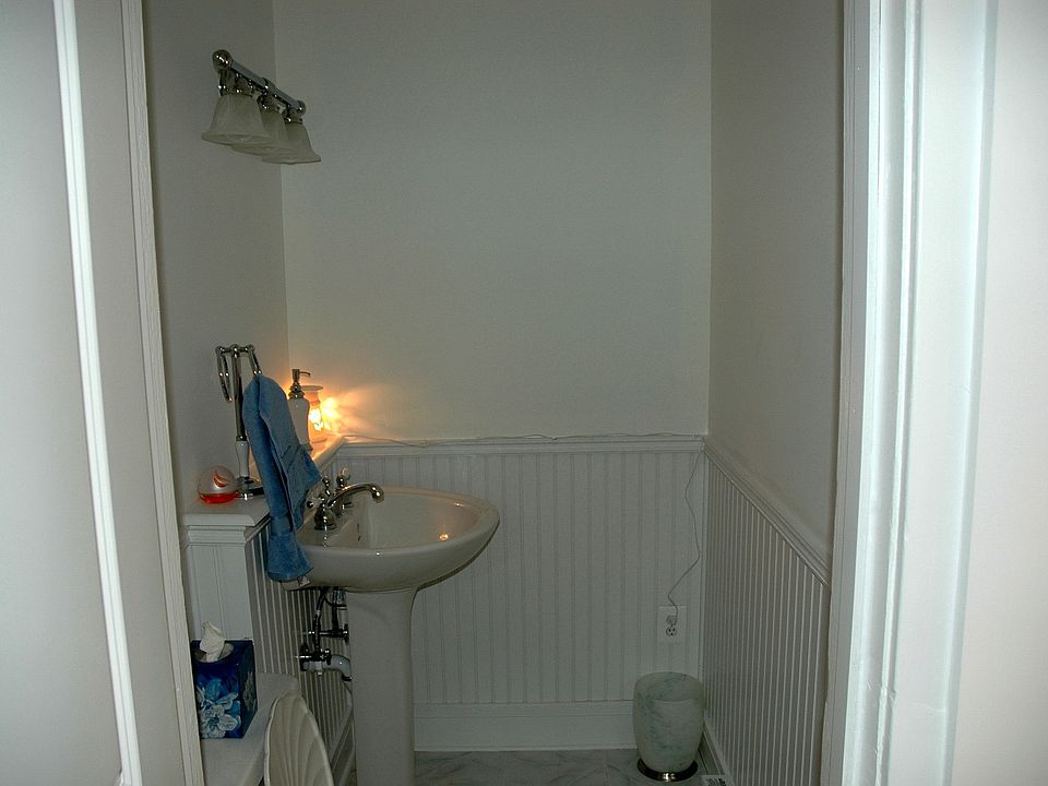 downstairs 1/2 bath
