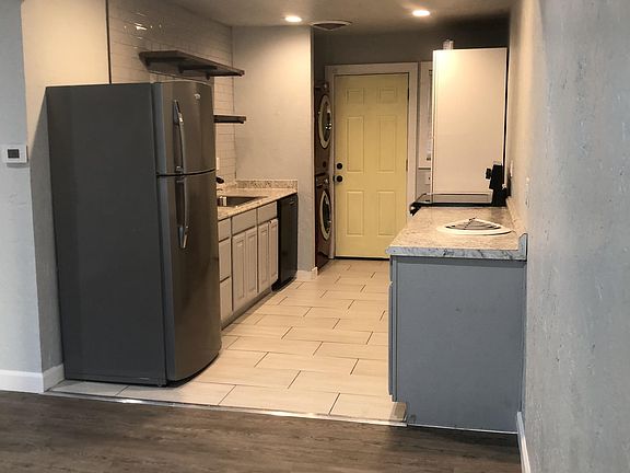 3rd image of 821 E Lindsey St #1