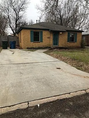 528 E Douglas Dr — Photo 4