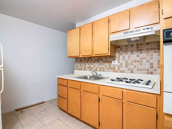 5th image of 89-100 170th St Unit 3M