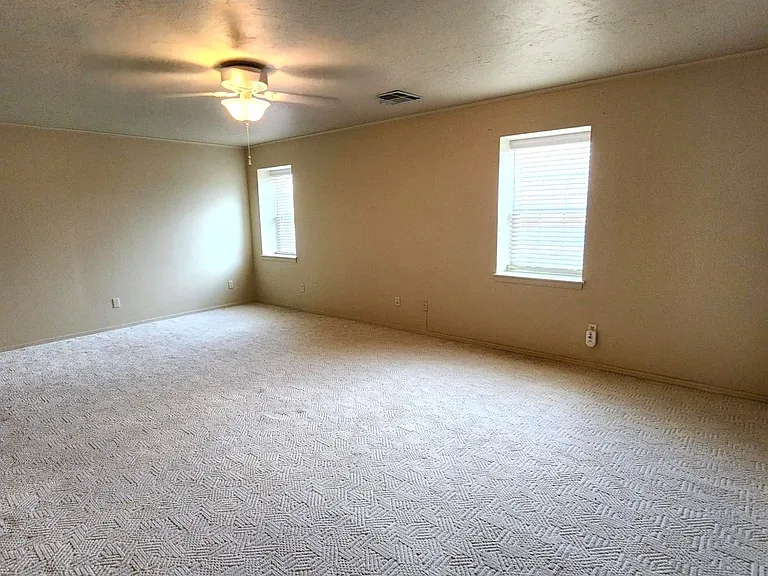 7900 Lakehurst Dr — Photo 32