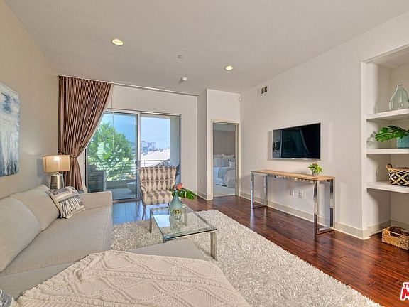 3rd image of 4211 Redwood Ave Unit 210