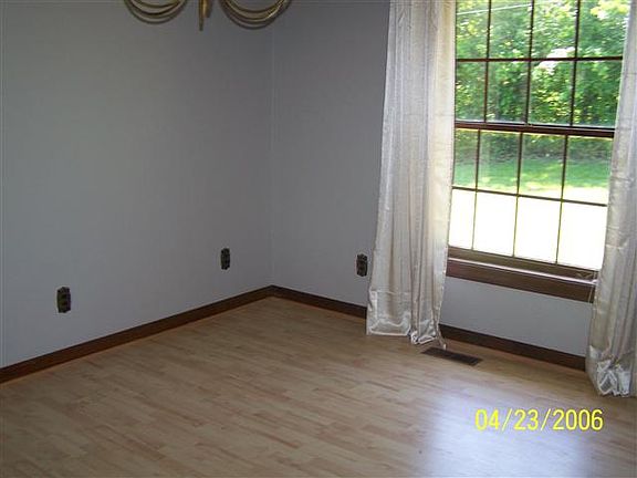 4th image of 100 Brenna Dr