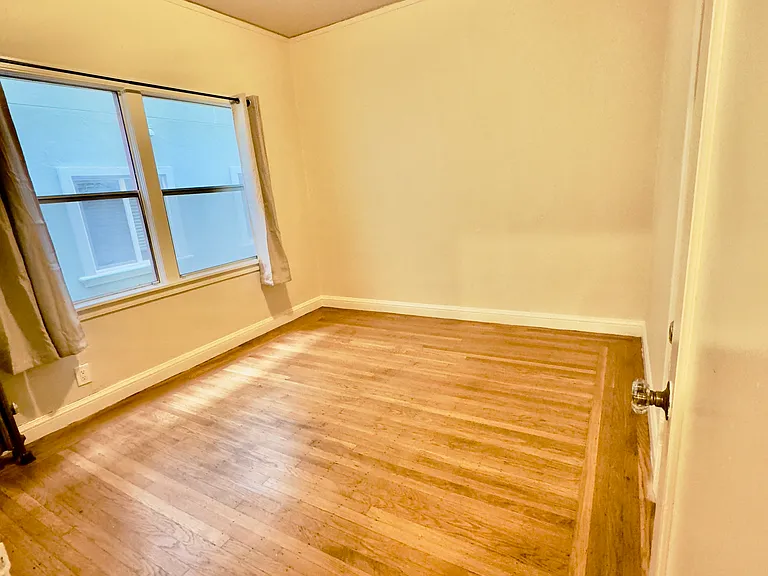 1650 Oxford Street — Photo 11