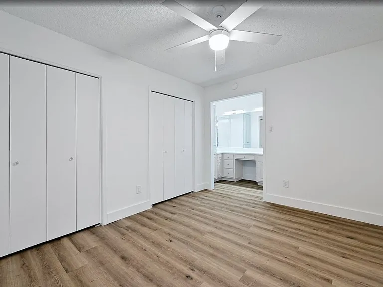2407B Winsted Ln — Photo 10