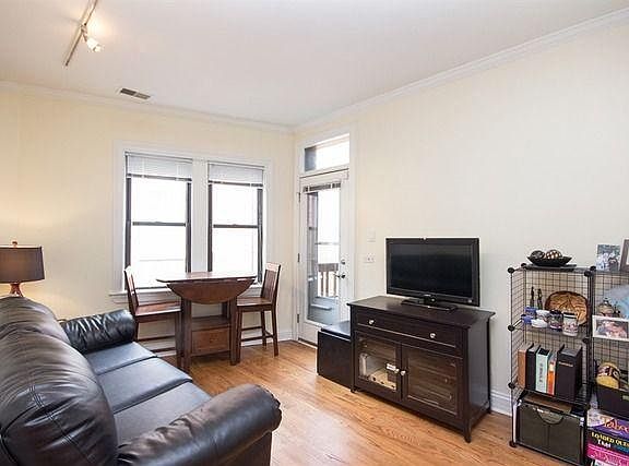 3rd image of 620 W Roscoe St #97jcay7yu