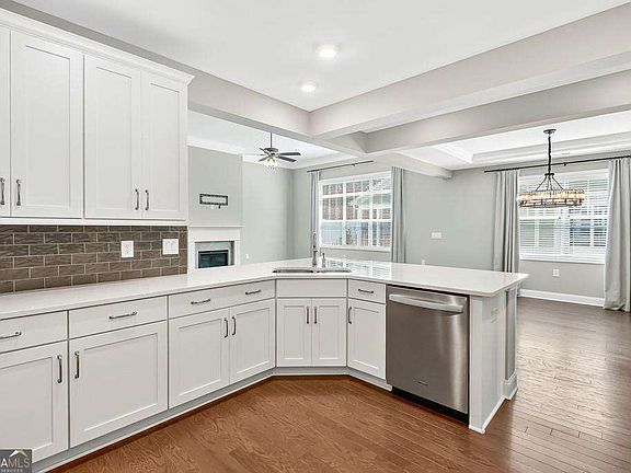 4th image of 1401 Lexington Green Pnes