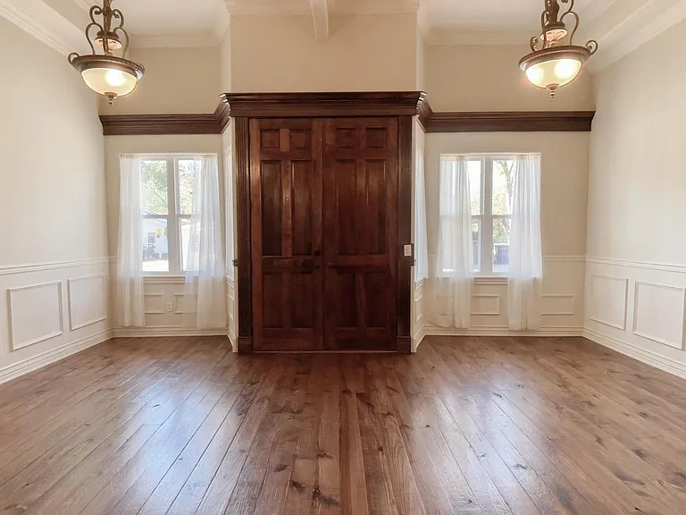 215 N Wright St — Photo 2