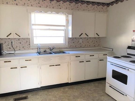 3rd image of 105 College Ave