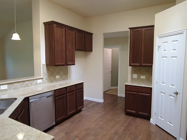 300 Dorset Ct — Photo 2