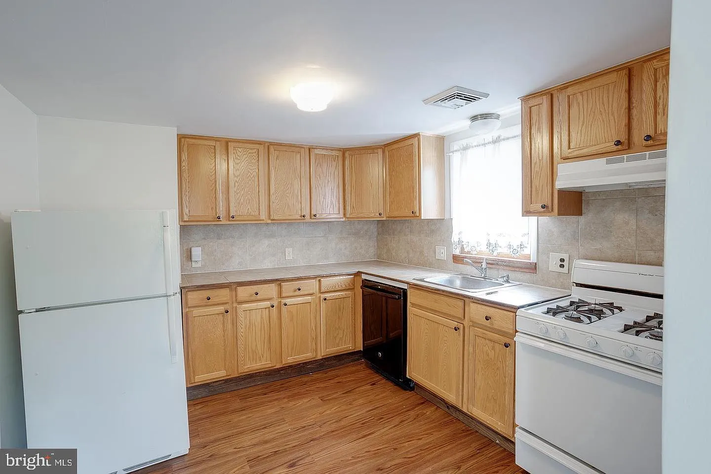 2 bed, 2742 sqft, $1,950 — Photo 2