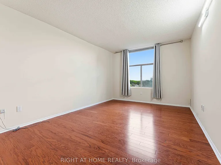 2759 Carousel Cres #911 — Photo 30