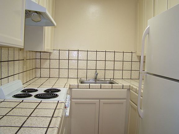 5th image of 713 Golden Oak Dr APT 4