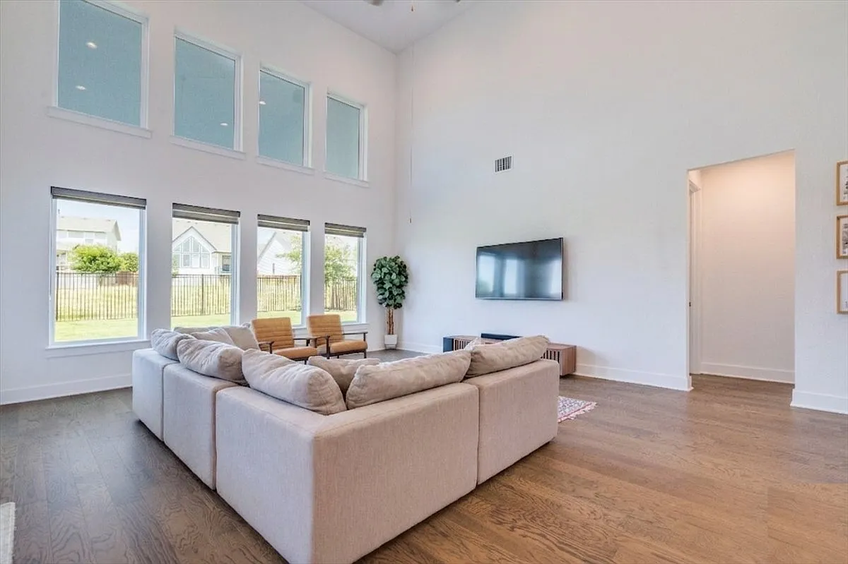 4 bed, 3526 sqft, $3,800 — Photo 2